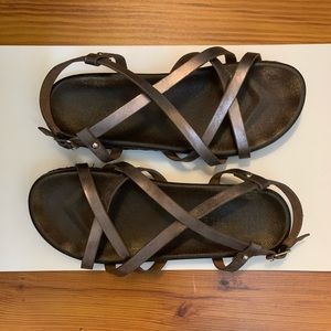 Volatile sandals